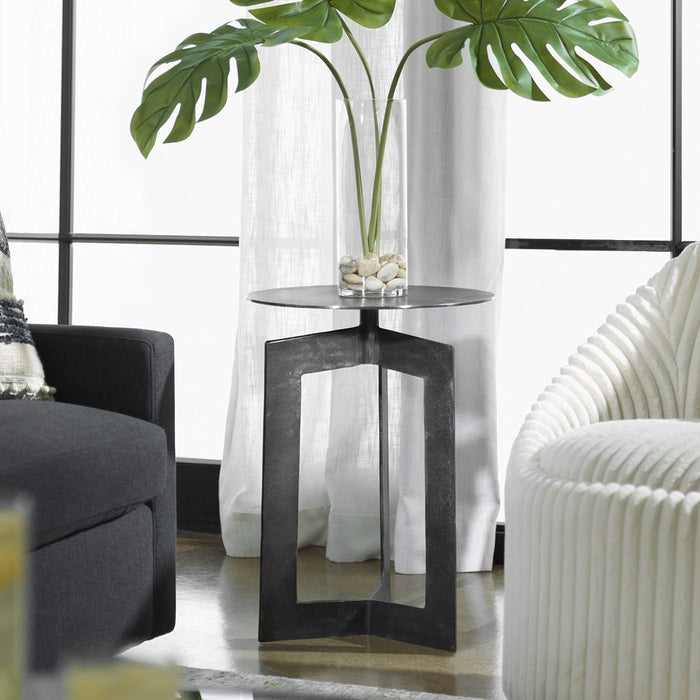 DELTOID ACCENT TABLE